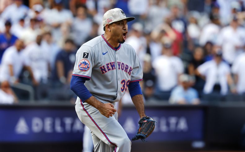 El lanzador de los Mets de Nueva York Edwin Díaz reacciona al ponchar a Aaron Judge de los Yankees de Nueva York en la novena entrada el sábado 17 de mayo del 2025. (AP Foto/Noah K. Murray)