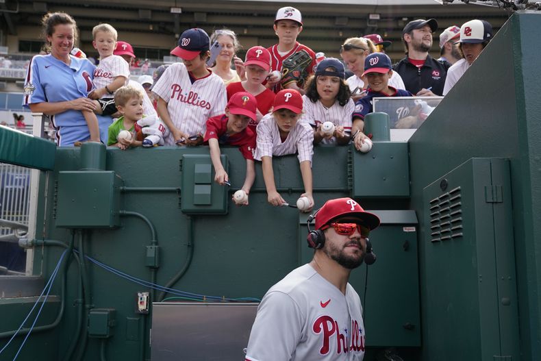 Kyle Schwarber de los Filis de Filadelfia entrevistado tras la victoria ante los Nacionales de Washington, el domingo 4 de junio de 2023, en Washington. (AP Foto/Patrick Semansky)
