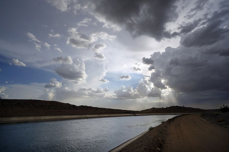 Vista del canal All-American, el 13 de agosto de 2022, cerca de Winterhaven, California. El canal transporta agua desde el río Colorado hasta el Valle Imperial. (Foto AP/Gregory Bull, Archivo)