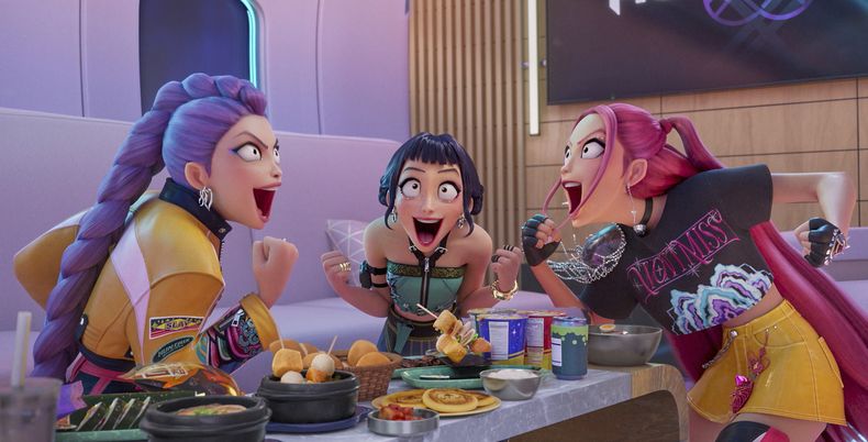 Esta imagen publicada por Netflix muestra a los personajes, de izquierda a derecha, Rumi, Zoey y Mira en una escena de KPop Demon Hunters. (Netflix via AP)