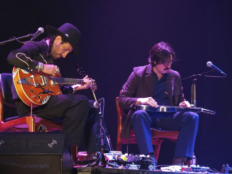 El dúo de guitarristas Hermanos Gutiérrez, Estevan, izquierda, y Alejandro, durante un concierto en la Ciudad de México el 21 de mayo de 2023. (Foto AP/Berenice Bautista)