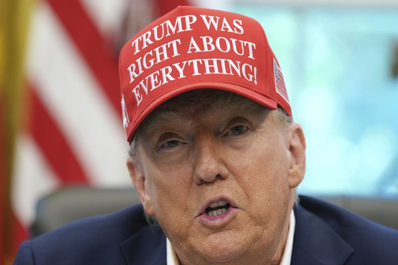 El presidente Donald Trump habla en el Despacho Oval de la Casa Blanca, el viernes 22 de agosto de 2025, en Washington. (AP Foto/Jacquelyn Martin)