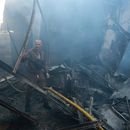 Un hombre camina por un mercado dañado por un ataque ruso en Zaporiyia, Ucrania, el sábado 26 de septiembre de 2026. (AP Foto/Kateryna Klochko)