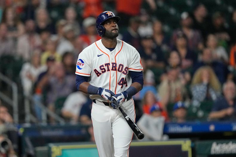 Yordan Álvarez de los Astros de Houston observa su jonrón contra los Reales de Kansas City, el jueves 17 de septiembre de 2026, en Houston. (AP Foto/David J. Phillip)