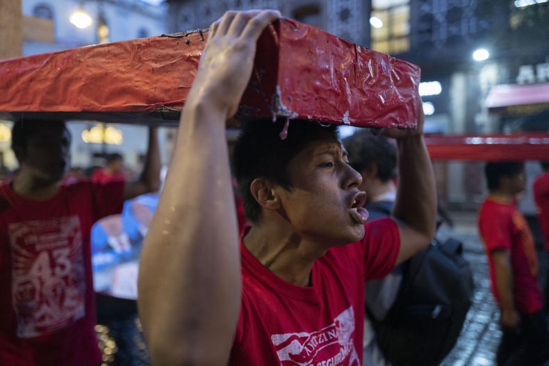 Miles exigen justicia a 10 años de la desaparición de 43 estudiantes en ...