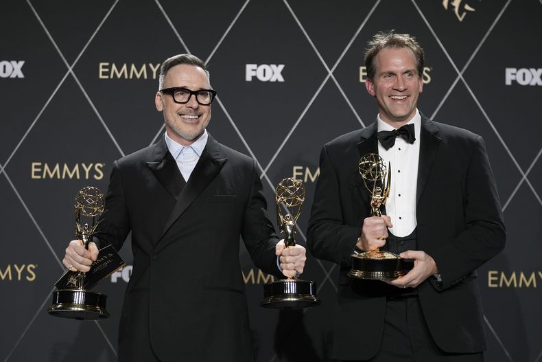 David Furnish, izquierda, y Luke Lloyd Davies, ganadores del premio a mejor especial de variedades (en vivo) por Elton John Live: Farewell From Dodger Stadium, posan en la 75a edición de los Premios Emmy el lunes 15 de enero de 2024 en el Teatro Peacock de Los Ángeles. (Foto AP/Ashley Landis)