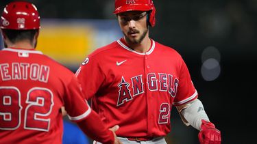 El pelotero Bryce Teodosio, de los Angels de Los Ángeles, celebra un sencillo remolcador con el coach de primera base y jardineros Adam Eaton (92) durante la octava entrada de un partido de béisbol contra los Marineros de Seattle, el 24 de septiembre de 2026, en Seattle. (Foto AP/Lindsey Wasson)