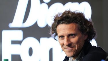 Diego Forlán, director técnico de la selección de Uruguay, sonríe durante una conferencia de prensa en la que es presentado como el nuevo entrenador del equipo nacional en Montevideo, Uruguay, el lunes 10 de agosto de 2026. (Foto AP/Matilde Campodonico)