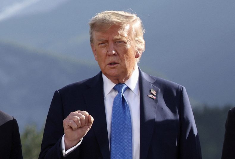 El presidente de Estados Unidos, Donald Trump, hace gestos mientras asiste a una sesión de foto familiar durante la cumbre del G7 en Kananaskis, Alberta, el lunes 16 de junio de 2025. (Suzanne Plunkett/Pool Foto via AP)