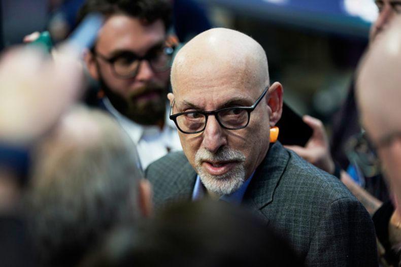 Bruce Meyer, líder interino del sindicato de peloteros de las mayores, habla antes del primer juego de la Serie Mundial, el viernes 23 de octubre de 2026 (AP Foto/Kayla Wolf)