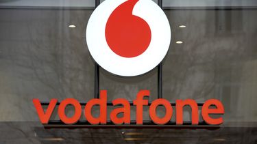 ARCHIVO - El logo de la empresa británica de telefonía celular Vodafone es exhibido en la entrada de una de sus tiendas en Berlín, Alemania, el martes 1 de febrero de 2022. (AP Foto/Michael Sohn, archivo)