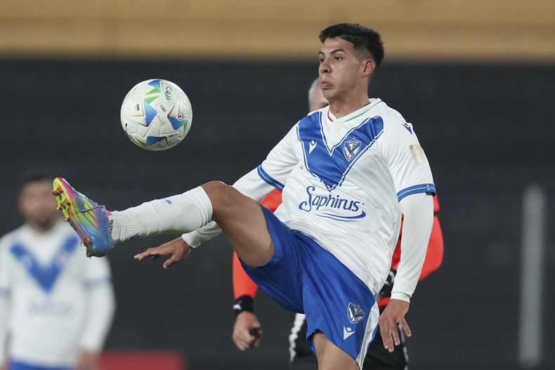 Tomás Galván, de Vélez Sarsfield de Argentina, controla el balón durante un partido de la Copa Libertadores ante Peñarol de Uruguay, el jueves 29 de mayo de 2025 en Montevideo (AP Foto/Matilde Campodonico)