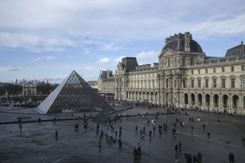 El patio del museo Le Louvre aparece el lunes 27 de enero de 2025 en París. (Foto AP/Thibault Camus)