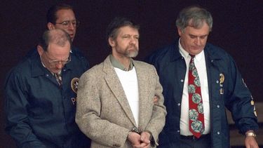 Archivo - Theodore Kaczynski, conocido como el Unabomber, camina escoltado por alguaciles por los escalones de un juzgado federal hacia un vehículo el 21 de junio de 1996, en Helena, Montana. (AP Foto/Elaine Thompson, Archivo)