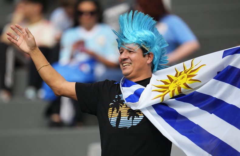 Un hincha de Uruguay previo al duelo de su selección ante Israel por una de las semifinales del Mundial Sub20 en el estadio Diego Maradona de La Plata, Argentina, jueves 8 junio, 2023. (AP Foto/Natacha Pisarenko)