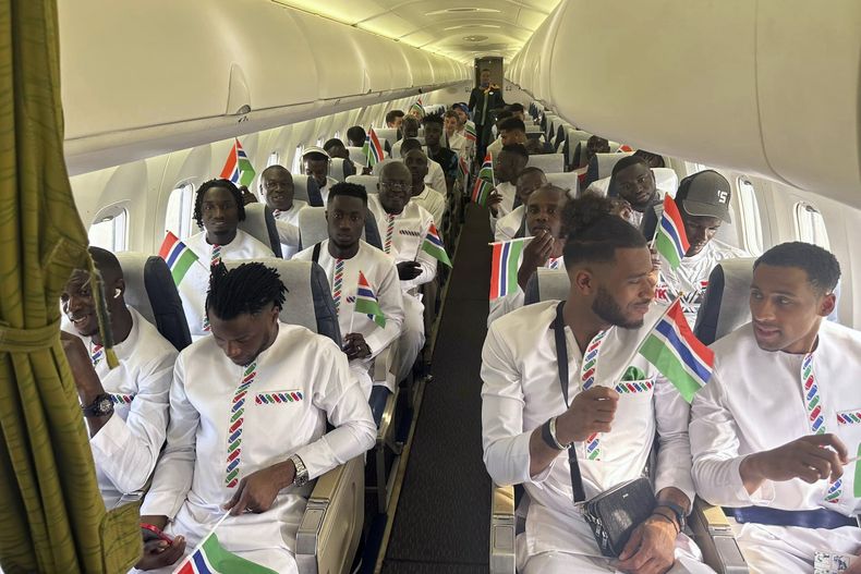 La selección de Gambia a bordo del avión en Banjul, Gambia, el miércoles 10 de enero de 2024. El vuelo tuvo que hacer un aterrizaje de emergencia tras una súbita pérdida de oxígeno. (Federación de Fútbol de Gambia vía AP)