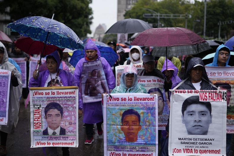 ARCHIVO - Familiares y amigos participan en una manifestación en conmemoración del décimo aniversario de la desaparición de 43 estudiantes de una escuela rural de maestros de Ayotzinapa, en la Ciudad de México, el 26 de septiembre de 2024. (AP Foto/Eduardo Verdugo, Archivo)