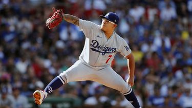 ARCHIVO - El mexicano Julio Urías, lanzador de los Dodgers de Los Ángeles, labora en el juego del 26 de agosto de 2023, ante los Medias Rojas de Boston (AP Foto/Michael Dwyer, archivo)
