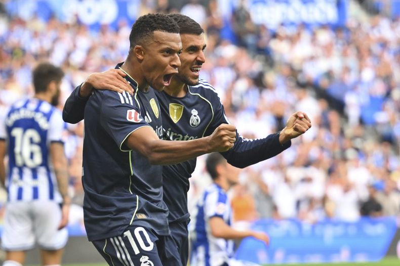 Kylian Mbappe y Dani Ceballos del Real Madrid reaccionan tras anotar en el encuentro ante la Real Sociedad en la Liga Española el sábado 13 de septiembre del 2025. (AP Foto/Miguel Oses)