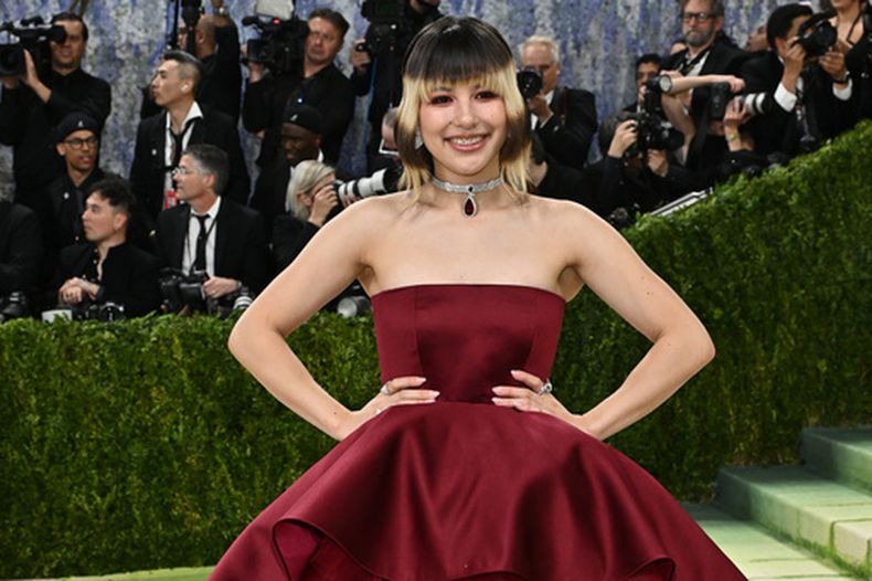 Alysa Liu llega a la gala benéfica del Instituto del Vestido del Museo Metropolitano de Arte para celebrar la inauguración de la exposición Arte del vestido el lunes 4 de mayo de 2026 en Nueva York. (Foto Evan Agostini/Invision/AP)