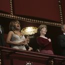 El presidente Bush, a la derecha, y la primera dama Laura Bush, segunda desde la derecha, junto al actor Robert Redford, a la izquierda, y la cantante Tina Turner en la Gala de Honor del Kennedy Center en Washington el 4 de diciembre de 2005. (Foto AP/Evan Vucci, archivo)