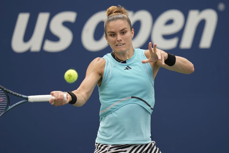 La griega Maria Sakkari regresa un tiro de la española Rebeka Masaorva durante la primera ronda del Abierto de Estados Unidos el lunes 28 de agosto del 2023. (AP Foto/Charles Krupa)