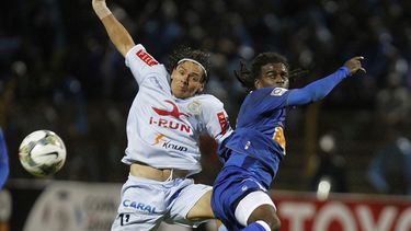 americateve | El brasile&ntilde;o Tinga (derecha), del Cruzeiro de Brasil, disputa un bal&oacute;n con Ram&oacute;n Rodr&iacute;guez, del Real Garcilaso de Per&uacute;, durante un partido de la Copa Libertadores, disputado el mi&eacute;rcoles 12 de febrero de 2014 en H
