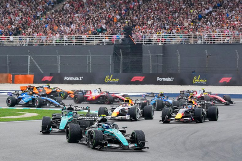 El italiano Andrea Kimi Antonelli, de la escudería Mercedes, al frente del grupo de autos al inicio del Gran Premio de Baréin el domingo 4 de octubre del 2026. (AP Foto/Vincent Thian)