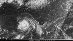 Esta imagen satelital de la Administración Nacional Oceánica y Atmosférica de Estados Unidos (NOAA, por sus siglas en inglés) muestra al tifón Bavi acercándose al territorio insular estadounidense de Guam en el Pacífico, el domingo 5 de julio de 2026. (NOAA vía AP)