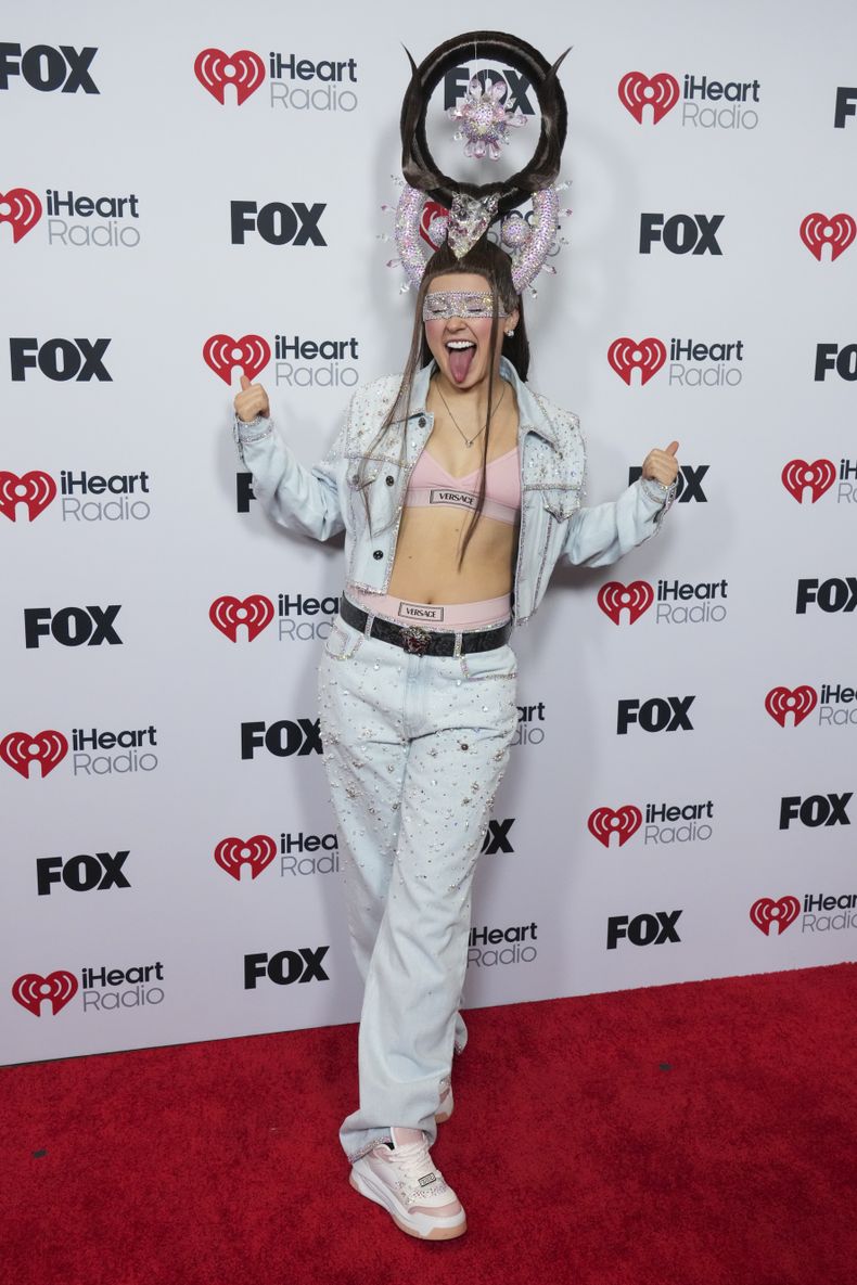 JoJo Siwa llega a los iHeartRadio Music Awards, el lunes 17 de marzo de 2025, en el Dolby Theatre de Los Ángeles. (Foto Jordan Strauss/Invision/AP)