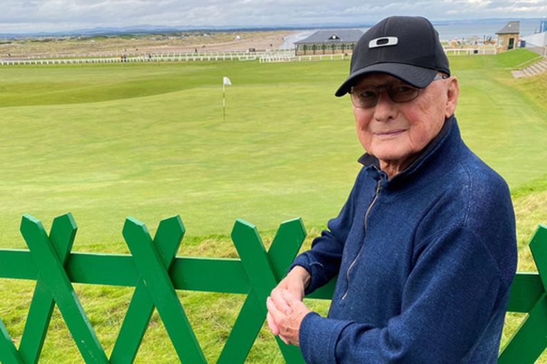 Esta imagen sin fecha, proporcionada por la familia Tolkan, muestra al actor James Tolkan. (Familia Tolkan vía AP)