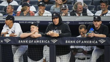 Aaron Judge, centro, de los Yanquis de Nueva York, platica con sus compañeros de equipo durante la tercera entrada del segundo juego de una doble cartelera contra Medias Blancas de Chicago, el jueves 8 de junio de 2023, en Nueva York. (AP Foto/Frank Franklin II)