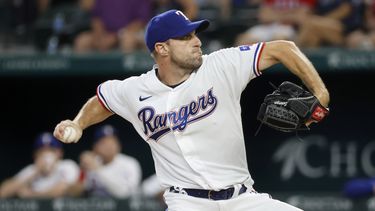 Max Scherzer de los Rangers de Texas lanza ante los Medias Blancas de Chicago, el jueves 3 de agosto de 2023, en Arlington, Texas. (AP Foto/Michael Ainsworth)