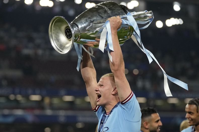 Erling Haaland, del Manchester City, festeja con el trofeo de la Liga de Campeones, tras vencer en la final al Inter, el sábado 11 de junio de 2023, en Estambul, Turquía (AP Foto/Francisco Seco)