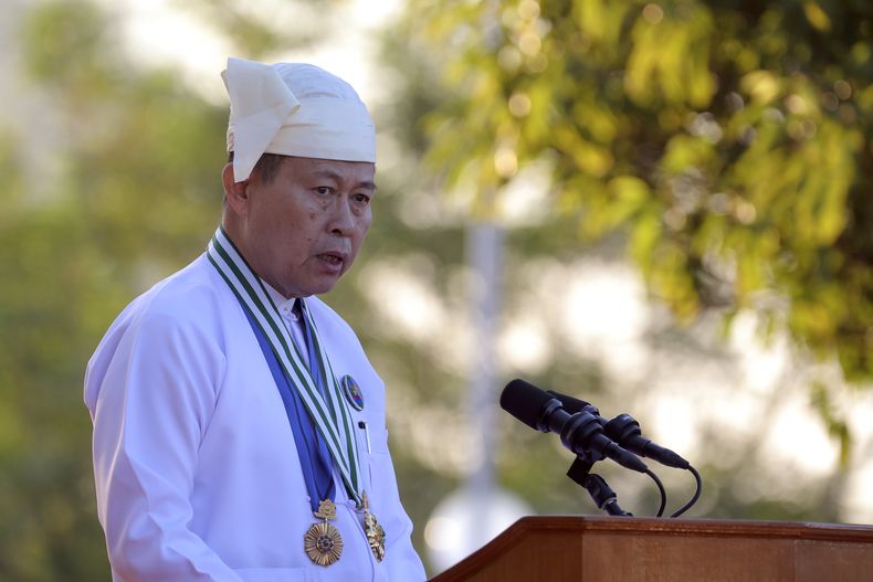 El vicepresidente del Consejo de Administración Estatal de Myanmar, el general Soe Win, ofrece un discurso durante un acto que conmemora el 76to aniversario del Día de la Independencia, en Naipyidó, Myanmar, el 4 de enero de 2024. (AP Foto/Aung Shine Oo)