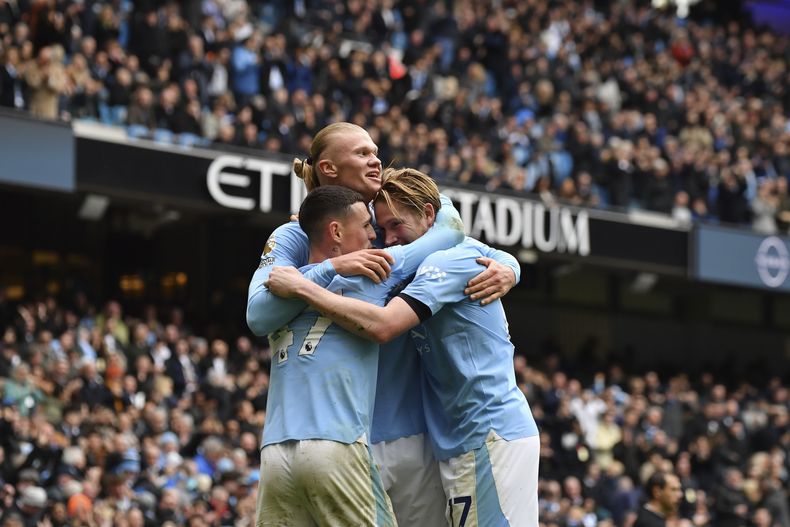 Erling Haaland, del Manchester City, festeja con sus compañeros tras anotar ante el Everton el sábado 10 de febrero de 2024 (AP Foto/Rui Viera)