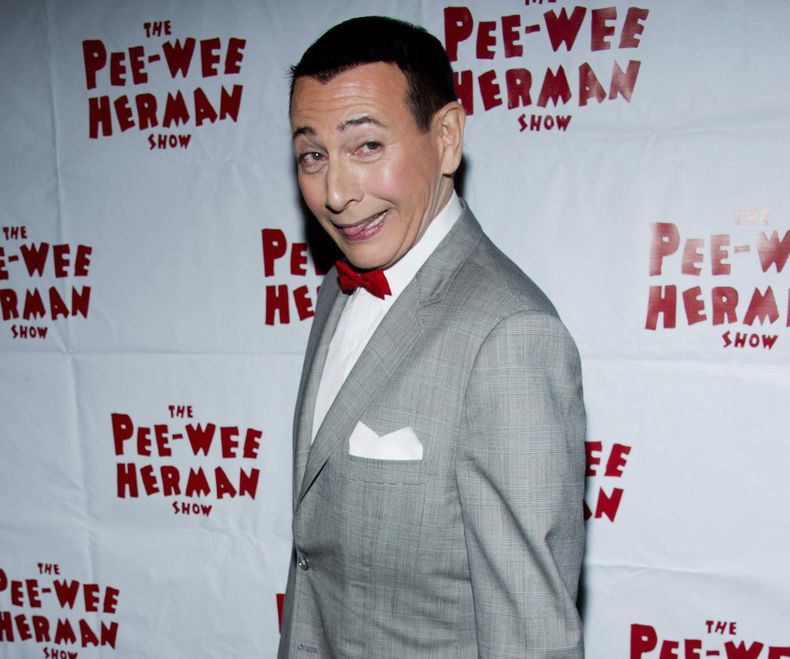 ARCHIVO - Paul Reubens, vestido como su personaje Pee-wee Herman, asiste a la fiesta tras la primera función de The Pee-wee Herman Show en Broadway, Nueva York, el 11 de noviembre de 2010. Reubens murió el 30 de julio de 2023 después de una lucha de seis años contra el cáncer que no hizo pública, dijo su publicista en un comunicado. (Foto AP/Charles Sykes, archivo)
