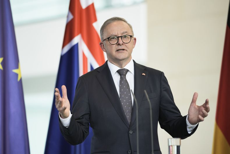 El primer ministro australiano Anthony Albanese realiza una conferencia de prensa en la cancillería alemana en Berlín, el lunes 10 de julio de 2023. (AP Foto/Markus Schreiber)