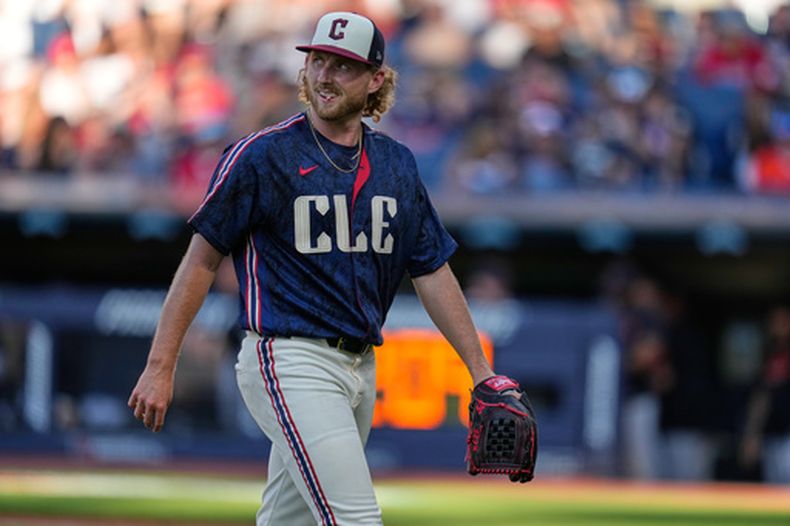 Tanner Bibee, de los Guardianes de Cleveland, camina fuera del campo en la primera entrada de un partido de béisbol contra los Tigres de Detroit, en Cleveland, el viernes 12 de junio de 2026. (Foto AP/Sue Ogrocki)