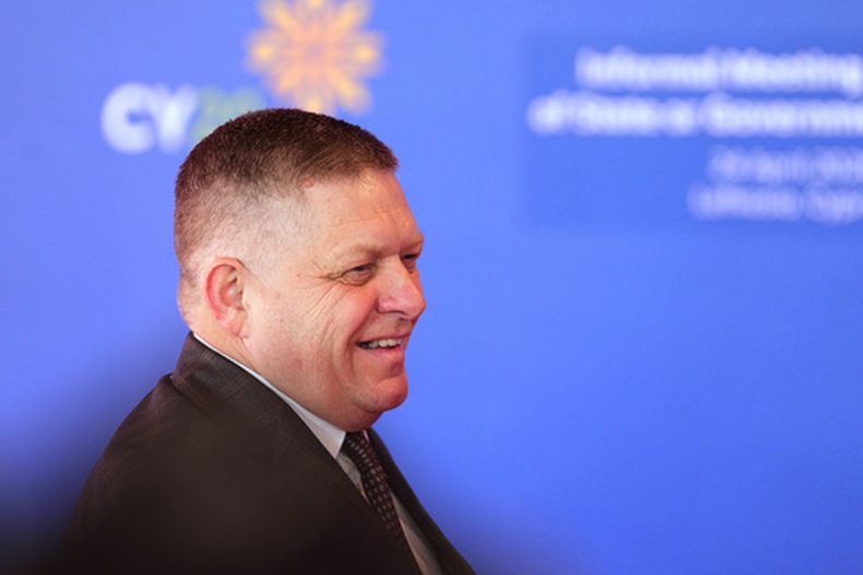 El primer ministro de Eslovaquia, Robert Fico, habla con su homólogo polaco, Donald Tusk (no fotografiado), a su llegada a la cumbre de la Unión Europea en Nicosia, Chipre, el 24 de abril de 2026. (AP Foto/Petros Karadjias)