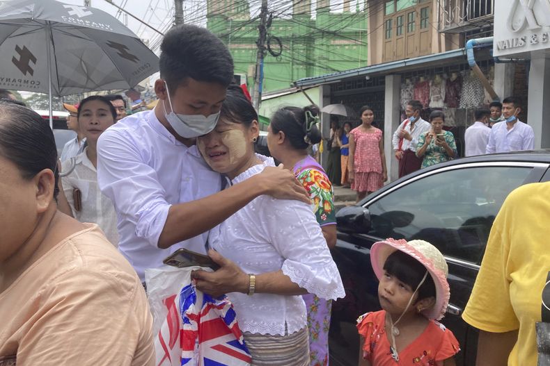 Un preso después de ser excarcelado en Yangón, Myanmar, el 3 de mayo de 2023. (Foto AP /Thein Zaw)