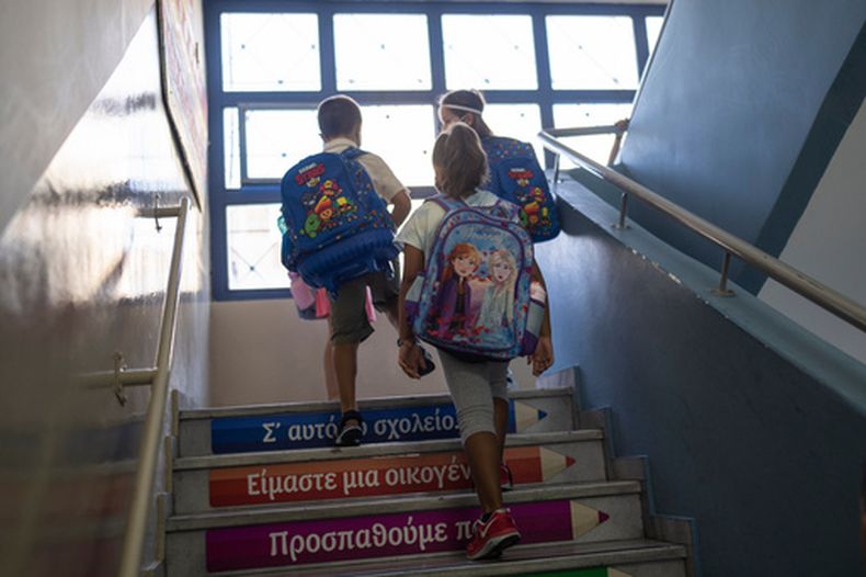 ARCHIVO - Estudiantes suben las escaleras para entrar a su clase durante su primer día de clases en una escuela primaria pública en Drapetsona, un suburbio de El Pireo, cerca de Atenas, el lunes 12 de septiembre de 2022. (Foto AP/Petros Giannakouris, archivo)