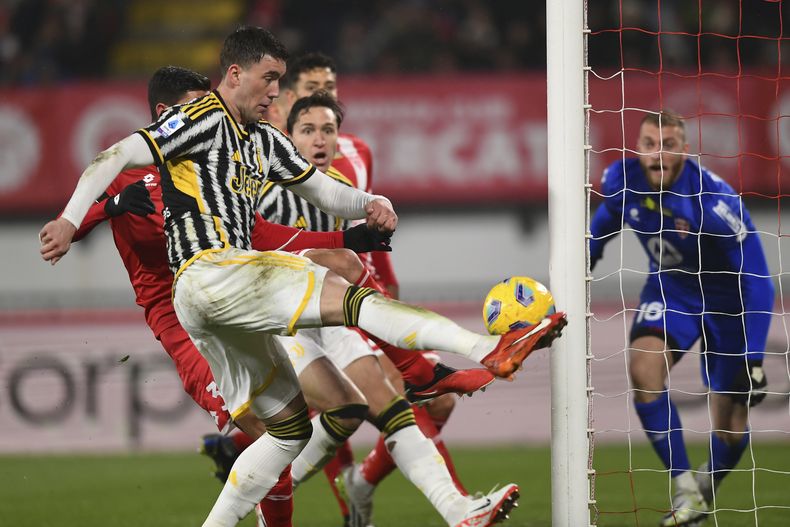 Dusan Vlahovic de la Juventus disputa un balón en el partido contra Monza italiana en la Serie A, el viernes 1 de diciembre de 2023, en Monza. (Claudio Grassi/LaPresse vía AP)