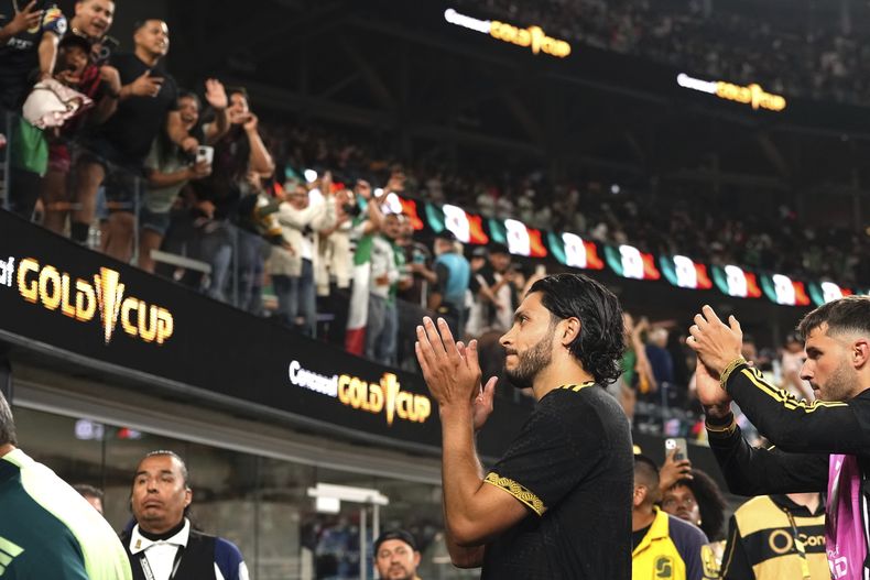 El delantero de México Raúl Jiménez (9) aplaude mientras sale del campo luego de un partido de la Copa Oro ante la República Dominicana el sábado 14 de junio de 2025, en Inglewood, California. (AP Foto/Mark J. Terrill)