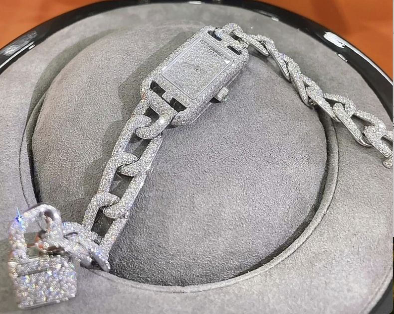 Fotografía sin fecha proporcionada por la Policía Metropolitana de un reloj Hermès que fue robado de una casa en Primrose Hill, Londres, el 7 de diciembre de 2024. (Metropolitan Police via AP)
