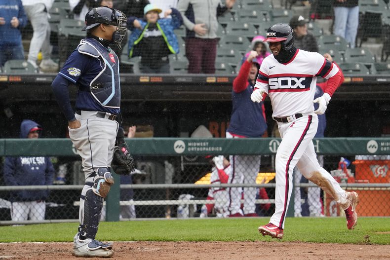Elvis Andrus, derecha, de los Medias Blancas de Chicago, anota con sencillo productor de Adam Haseley mientras el receptor de los Rays de Tampa Bay, Christian Bethancourt, observa el campo durante la novena entrada del juego de béisbol en Chicago, el domingo 30 de abril de 2023. Medias Blancas ganaron 12-9. (AP Foto/Nam Y. Huh)