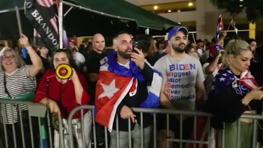 se caldean los animos entre exiliados cubanos a las afuera del concierto de la orquesta van van en pembroke pine