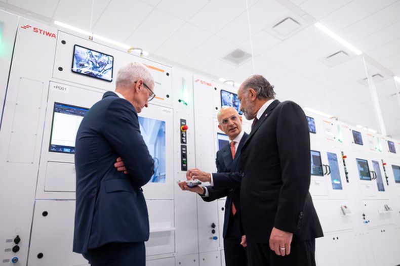 El director de operaciones de Apple, Sabih Khan, centro, y el director general de la empresa, Tim Cook, izquierda, guían al secretario de Comercio de Estados Unidos, Howard Lutnick, en un recorrido por un laboratorio de aprendizaje en el Centro de Fabricación Avanzada de Apple en Houston, el jueves 13 de agosto de 2026. (AP Foto/Annie Mulligan)