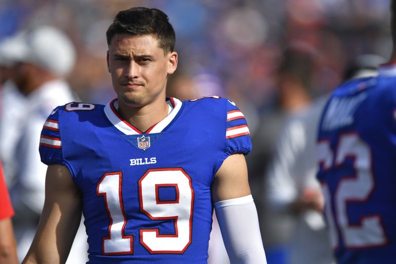 ARCHIVO - Matt Araiza, pateador de despeje de los Bills de Buffalo, camina junto al terreno durante un partido ante los Colts de Indianápolis,e l 13 de agosto de 2022 (AP Foto/Adrian Kraus, archivo)