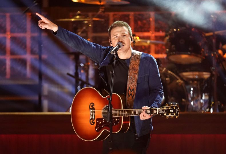 ARCHIVO - Morgan Wallen interpreta Man Made a Bar en la 57a entrega anual de los premios CMA en Nashville, Tennesee el 8 de noviembre de 2023. Wallen no está nominado a los Grammy a pesar de tener un año exitoso (Foto AP/George Walker IV, archivo)